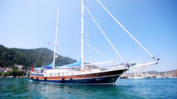 Ece Berrak guleti, Marmaris yakınlarında yeşil tepeler ve berrak sularla çevrili güzel bir koyda demirlidir.
