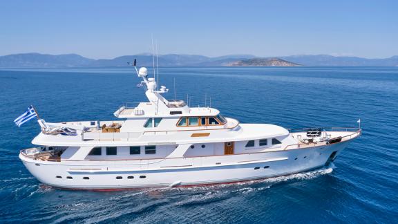 32 Meter lange Motoryacht Suncoco, ideal für Luxuscharter auf den griechischen Inseln.