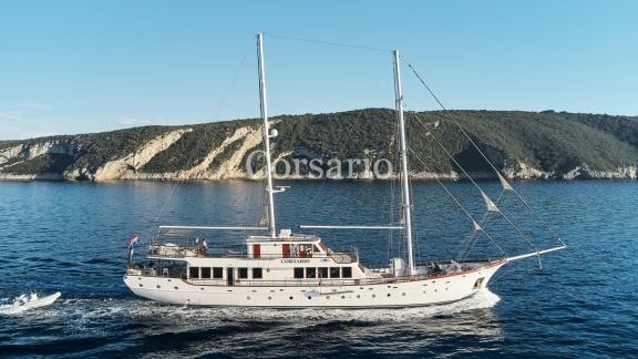 Der prächtige Motorsegler Corsario segelt vor der malerischen Küste Kroatiens.