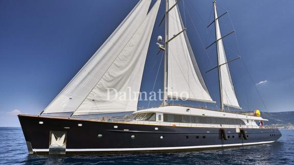 Segeln Sie auf der prächtigen Dalmatino-Yacht in Split und erleben Sie luxuriöse Momente auf dem Meer.