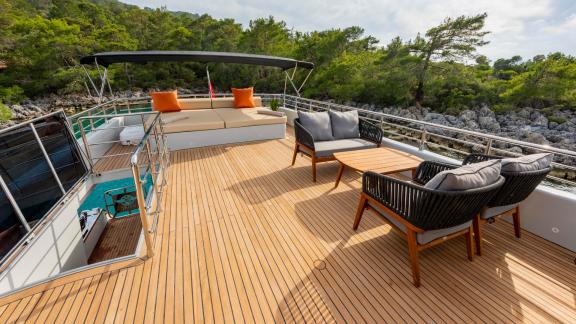 Das geräumige Oberdeck der Yacht Simay M zeichnet sich durch bequeme Sitzbereiche und modernes Design aus.