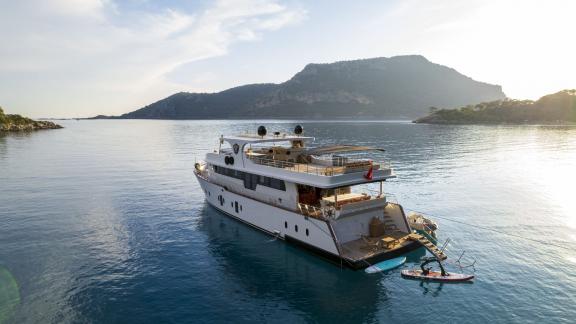 Die Yacht Simay S ankert in ruhigem Wasser mit Wasserspielzeugen für eine unterhaltsame Zeit.