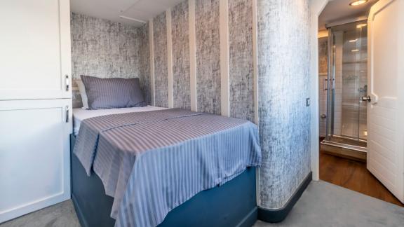 Bodrum'da Matilda yatının konforlu tek kişilik yatak kabini, mahremiyet ve özel banyo sunar.