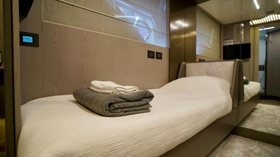 Уютная каюта с одной кроватью на Ferretti 850 Shero в Мармарисе.