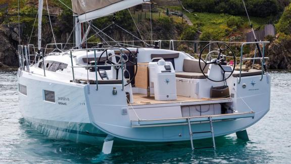 Achterdeck der Segelyacht Sirius II mit Badeplattform für einfachen Zugang zum Meer.