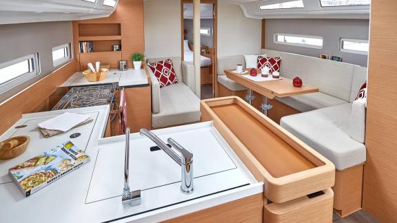 Geräumiger Salon der Segelyacht Sirius II mit bequemer Sitzecke und moderner Küche.