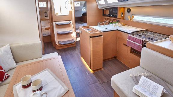 Geräumiges und modernes Interieur der Segelyacht Sirius II mit ausgestatteter Küche.