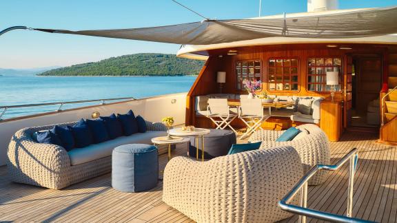 Trogir kıyısında demirli To je To Benetti Classic 115 motoryatın arka güvertesi rahat bir alan sunuyor.