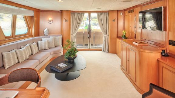 Luxuriöser Salon der 32 Meter langen Motoryacht Suncoco, perfekt für komfortable Aufenthalte in Griechenland.