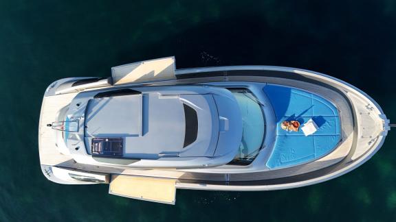 Solaris 48 Valmarin offers luxury yacht charter and exclusive daily sea tours in Nice.