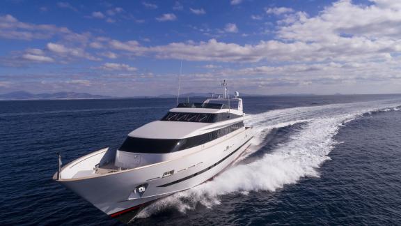 Dynamische Motoryacht für 12 Gäste auf Charter in Griechenland.