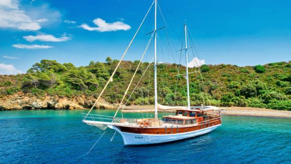 Discover Fethiye's beauty on our Su Sesi gulet for up to 10 people. Book now!