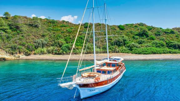 Enjoy the stunning scenery of Fethiye on our Su Sesi gulet for 10 people. Book now!