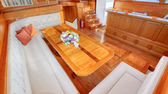 The inviting seating area on the Su Sesi gulet, perfect for relaxing hours on board. Ideal for 10 people.