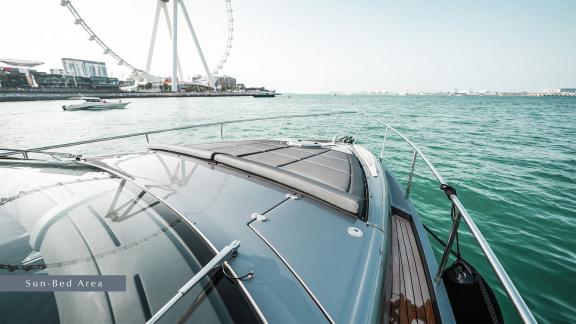 Genießen Sie den komfortablen Sonnenliegenbereich der Pershing 5X Grey mit luxuriöser Yachtvermietung in Dubai.