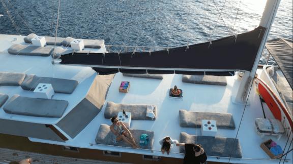 Komfortable Sonnenliegen und Entspannungsbereiche auf der Gulet Aria mit Blick auf das offene Meer.