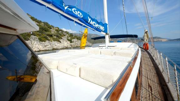 Sonnendeck der Gulet Buket mit herrlichem Blick auf das Meer in Fethiye.