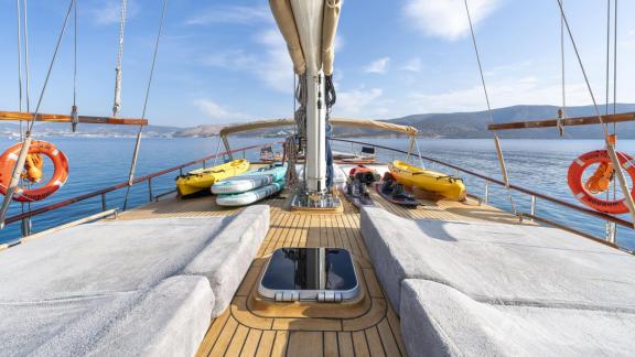 Front deck of the gulet Gozdem The One with sunbathing areas, kayaks and lifebuoys