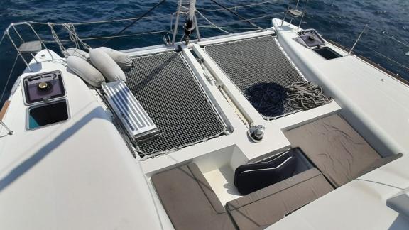 Entspannen Sie auf dem Vorderdeck des Katamarans Loryma, ausgestattet mit komfortablen Netzen und Sitzbereichen.