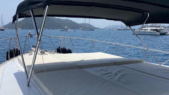 The spacious sunbathing area on the motor yacht Niloş offers comfortable cushions for a relaxing break.