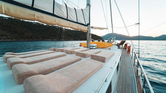 Göcek'te dinlenmek ve güneşlenmek için mükemmel, rahat şezlonglara sahip geniş güneşlenme güvertesi.