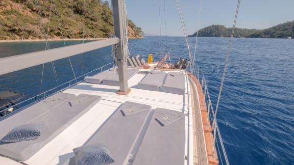 Enjoy the sun loungers of the 3-cabin Gulet Limonata in Göcek, Turkey.