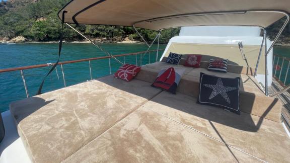 The foredeck sunbathing area of motor yacht Grida is equipped with comfortable cushions.