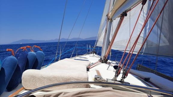 С носовой палубы парусной яхты Conformista открывается панорамный вид на море под парусами.