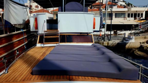 The foredeck of Gulet Ayken features a spacious sunbathing area with comfortable cushions.