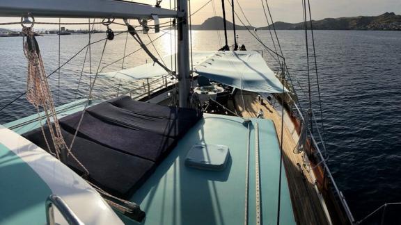 Entspannen Sie auf dem geräumigen Sonnendeck einer Gulet in Göcek, ideal für Sonnenbaden und Meerblick.