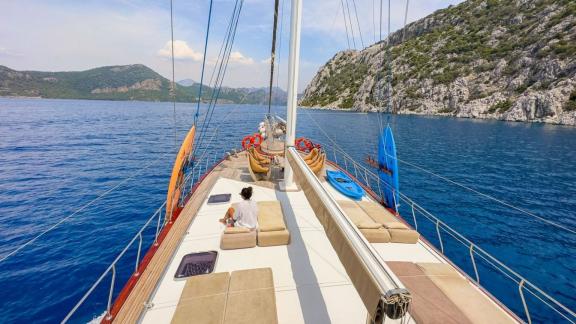 Genießen Sie die Sonne auf dem geräumigen Deck der Gulet Blu Dream mit atemberaubender Aussicht.