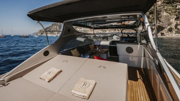 Die Motoryacht Lady Rose bietet eine großzügige Sonnenliege für entspannte Stunden an der Amalfiküste. Perfekt für Tages