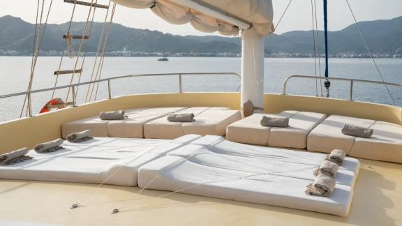 Auf dem Oberdeck der 8-Kabinen-Gulet Memo ab Marmaris laden bequeme Sonnenmatratzen zum Entspannen ein.