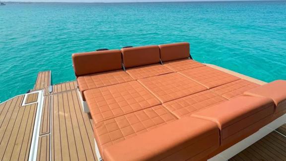 Ibiza’da konumlanan Martone yatının denize karşı konumlu arka güverte minderli dinlenme alanı.