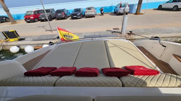Ibiza'da bağlı Sunshine yatının arka güvertesinde konforlu minderli güneşlenme alanı yer alıyor.