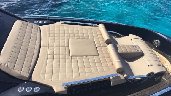 Große Sonnenpolster auf dem Vordeck der My Way Yacht vor Ibiza.