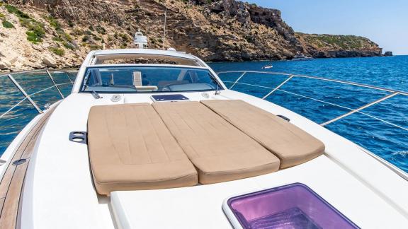 Vor Mallorca bietet die Silencio Yacht am Bug eine großzügige Sonnenliege.