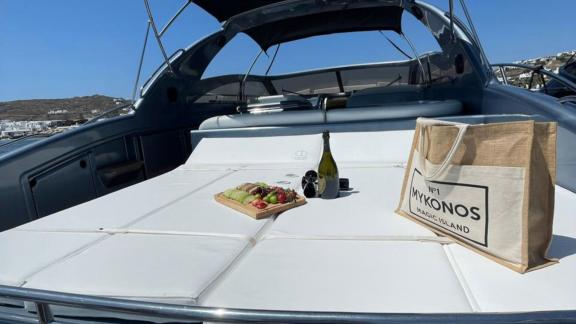 Auf der Motoryacht Este 2 wird Wein mit Snacks serviert.