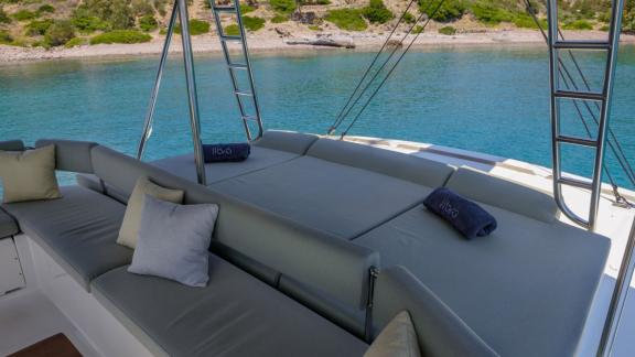 Auf der Libra bei Athen lädt das Achterdeck mit Polstern zum Liegen und Sitzen ein.