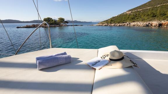 Erleben Sie Guletmiete in Kroatien mit Entspannung und einem Buch in den Buchten von Split.