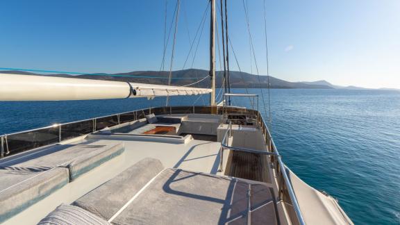 В Бодруме аренда гулета Giulia верхняя палуба с зоной отдыха и видом на море.