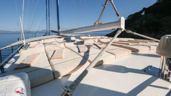 Sonnenliegen auf dem Deck der Gulet Tarkan 5 in Fethiye, perfekt zum Entspannen unter klarem Himmel, umgeben von maleris