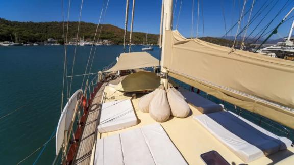 Sonnendeck der Gulet Happy Hours mit Liegeflächen und Sonnensegeln in Bodrum.