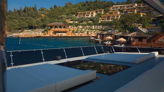 Bequeme Liegen auf dem Vorderdeck der Brise mit Blick auf Bodrum.