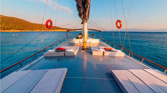 Liegeflächen der luxuriösen Gulet Bodrum Queen in Bodrum, Türkei, ideal zum Sonnenbaden.