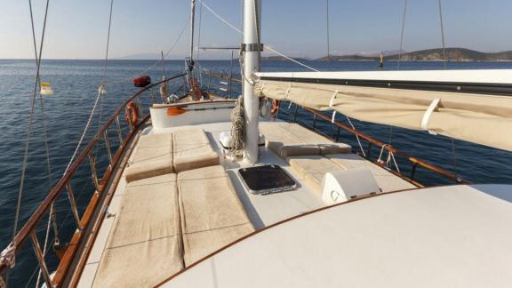 Das Sonnendeck der Gulet Okay 2 bietet großzügige Liegeflächen mit Blick auf das Meer, ideal zum Entspannen und Sonnenba