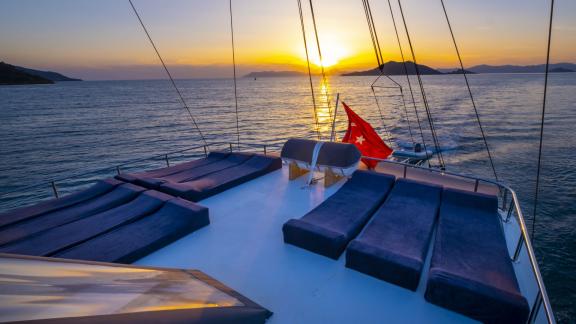 The gulet Buse with 5 cabins offers a breathtaking view of the sunset from its sun deck.