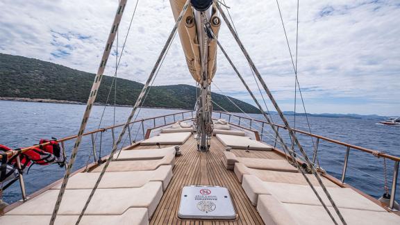 Entspannen Sie auf dem großzügigen Sonnendeck der Gulet Castiel, während Sie die Aussicht auf Bodrum genießen.