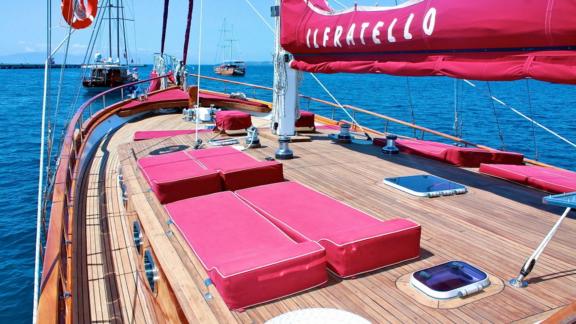 Rotes Liegepolster auf dem Deck der Gulet Il Fratello mit Blick auf das blaue Meer.