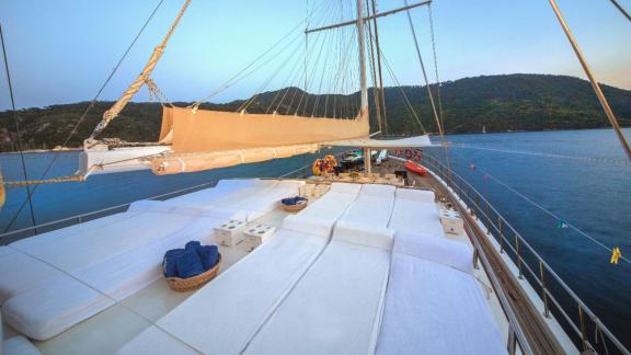 Liegebereich auf dem Deck einer Gulet mit Blick auf das Meer.